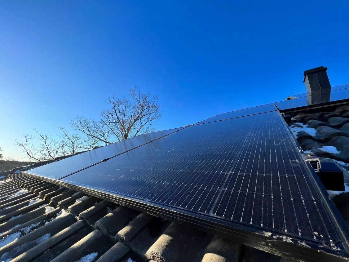 16,4 kW solcellsanläggning och 10 kWh batteri i Danderyd